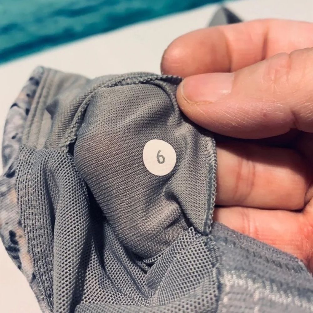 Lululemon Lulu Tank Gray White Print Scoop Neck Racerback Athletic Top Size 6 - Picture 4 of 12